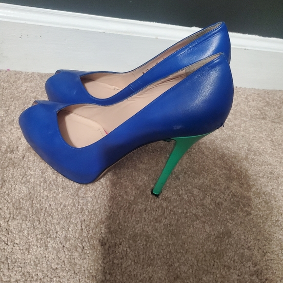Stuart Weizmann blue and green shoes size 8.minor scratch on back of heels - Picture 1 of 7
